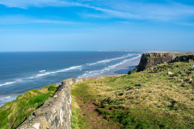 Mussenden Temple和Benone Beach在卡斯尔洛克，大西洋海岸在北爱尔兰