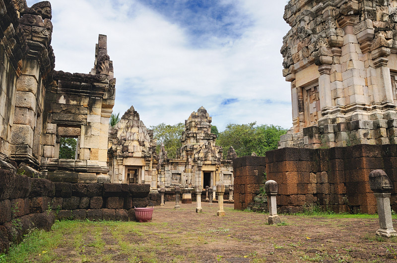 由红砂岩和红土建造的古代高棉庙宇的主塔、庭院和图书馆，供奉印度教湿婆神