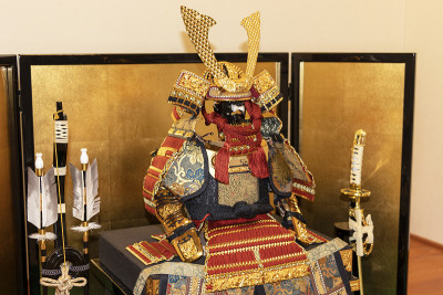 穿着盔甲和头盔的日本武士娃娃在男孩的五一节