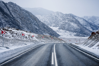 山里冬天的路。雪。