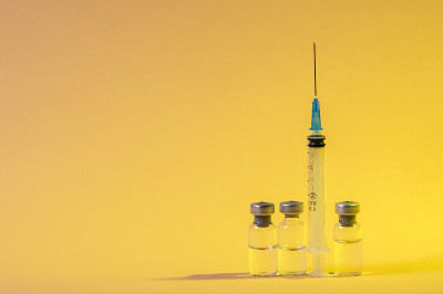 近距离注射疫苗的医疗注射器。疫苗和保健概念。