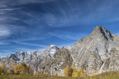秋天的阿尔卑斯山脉，意大利的风景