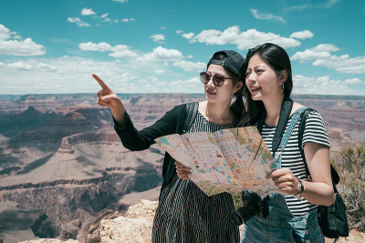 两姐妹一起自助游旅游