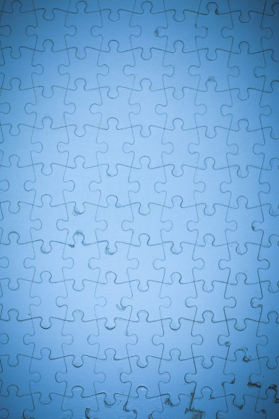 蓝色拼图的背景。