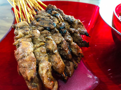 沙特是印尼传统菜肴，通常在开斋节供应