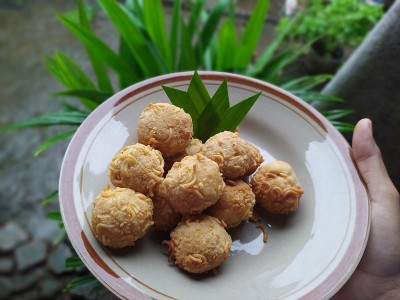 炸豆腐和面条丸子