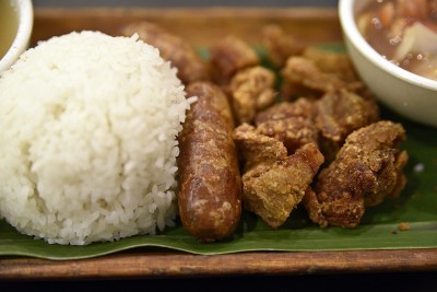 菲律宾传统美食，桌上有披萨和意大利面