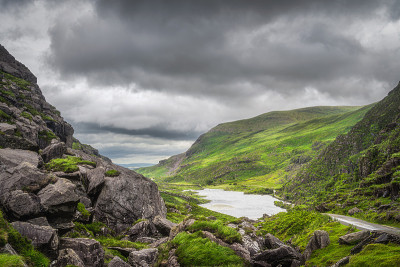 全景的绿色山丘和一个湖在Gap的Dunloe
