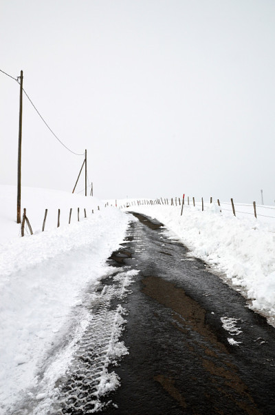 危险的白雪覆盖的道路