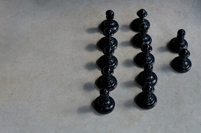 阳光下的黑棋兵，桌上的影子