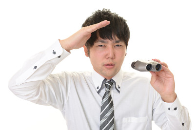 商人用双筒望远镜