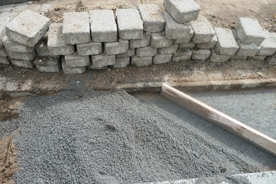 在德国汉堡的一个步行区，长方形的铺路石正在重新铺设。近距离