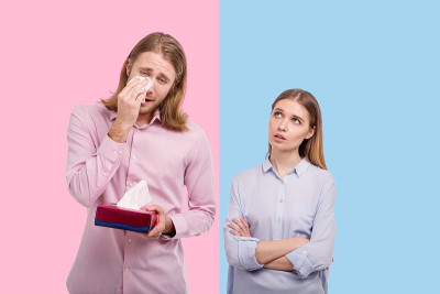 年轻女子被男朋友的眼泪惹恼了