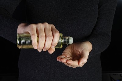 冠状病毒感染的女性双手使用洗手液凝胶分配器，