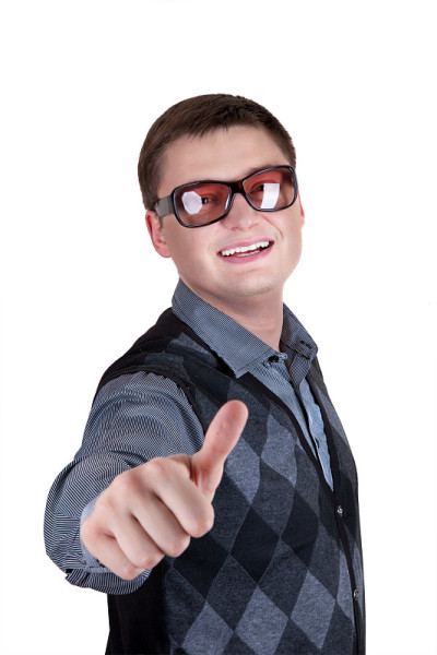 微笑的男人竖起大拇指