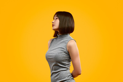 时尚的亚洲女人看向别处