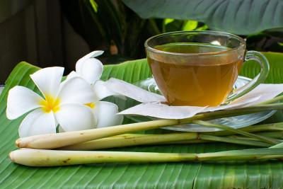 一杯茶在香蕉叶地板上