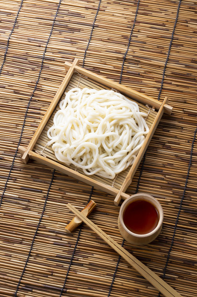 工作室拍摄的冷乌冬面