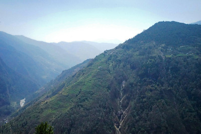 尼泊尔，在乌云密布的蓝天下，徒步前往戈雷帕尼潘山欣赏绿色山景