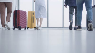 复制空间地板和人们的行李