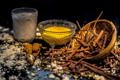 阿育吠陀血液净化器和皮肤光泽面膜，包括曼吉丝塔，绿豆，haldi/姜黄，和牛奶。水平拍摄的面具与整个
