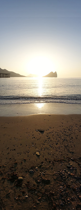 穆尔西亚阿圭拉斯海滩上的日出