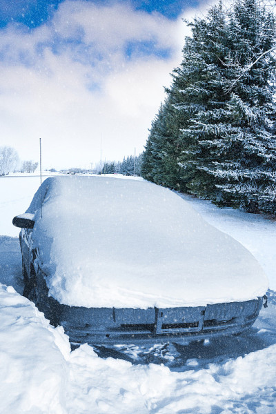 暴风雪中被雪覆盖的汽车