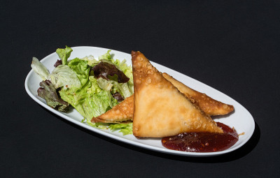 两个萨莫萨三角饺