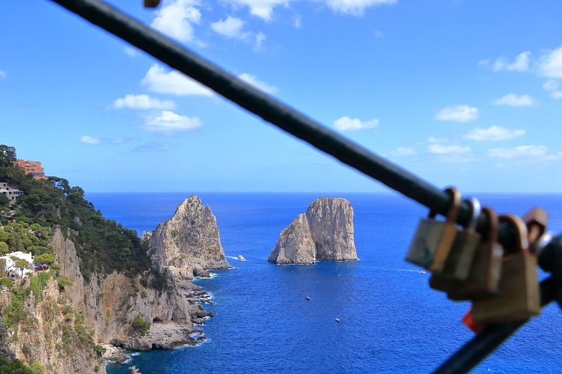 意大利卡普里岛，卡普里海岸线的法拉格里奥尼岩石全景