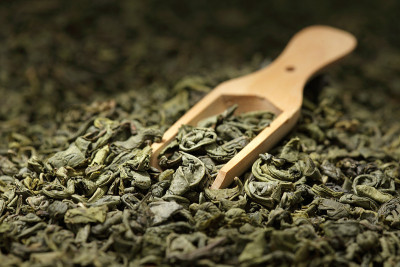 用木勺舀绿茶