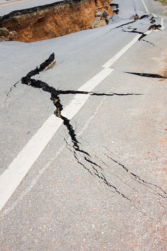 在泰国清莱，地震破坏了道路