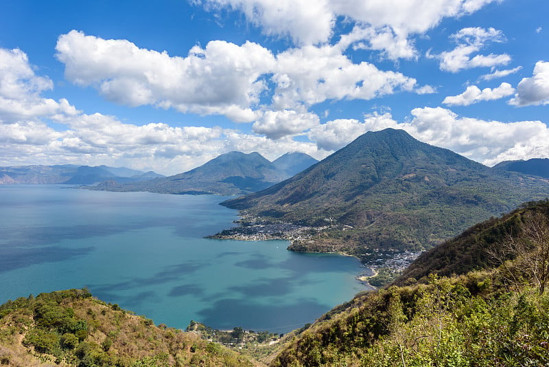 阿蒂特兰湖与三座火山圣佩德罗，阿蒂特兰和托里曼-你可以看到小村庄圣佩德罗和圣胡安在湖在危地马拉高地