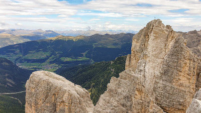 Oberbachernspitze -意大利白云石山谷的全景。山坡上有一座巨大的山