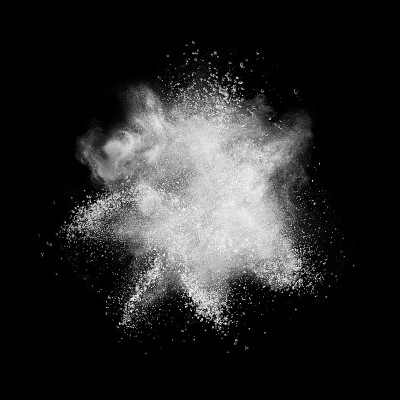 白色粉末爆炸孤立在黑色上