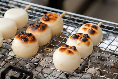 在木炭上烤饺子的照片