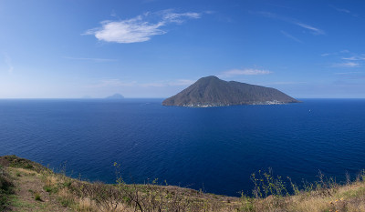 利帕里海岸，白天可以看到萨利纳火山岛，阿利库迪，菲利库迪，意大利西西里岛