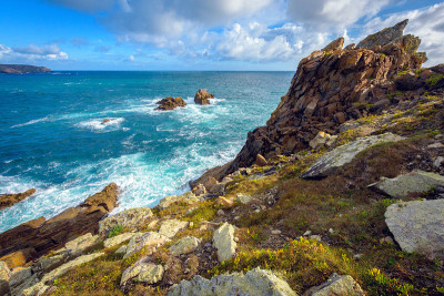 贝格拉兹的悬崖和巨浪。在Finistère杜拉兹角，布列塔尼，法国，欧洲