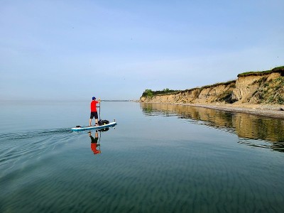 男子在悬崖边冲浪