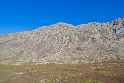 白雪覆盖的高山、高山草甸和当地的山区居民点