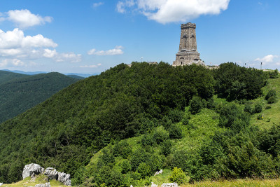 自由纪念碑希普卡和景观Stara Planina(巴尔干)山，保加利亚
