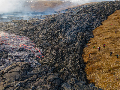 在冰岛法格拉达尔火山喷发的熔岩上飞行，冰岛