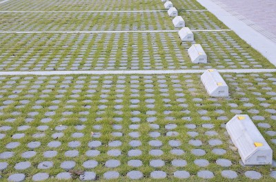 室外停车场设计混凝土砌块与绿草