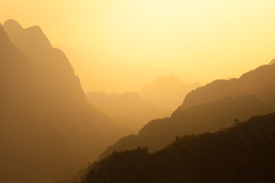 泰国日落前的山脉背景