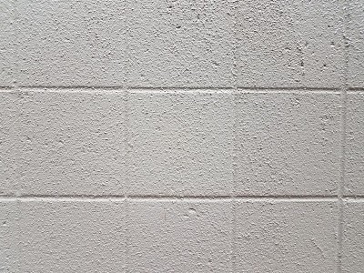 粗糙的白色或灰色水泥墙与方块