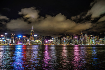 从维多利亚港眺望香港夜景