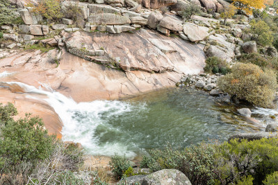 山河在秋天在马德里山区瓜达拉马地区被称为La Pedriza