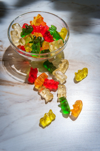 盘子里的小熊软糖洒了