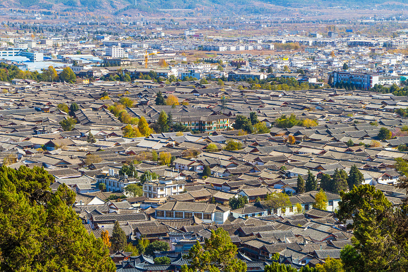 丽江城山景的屋顶