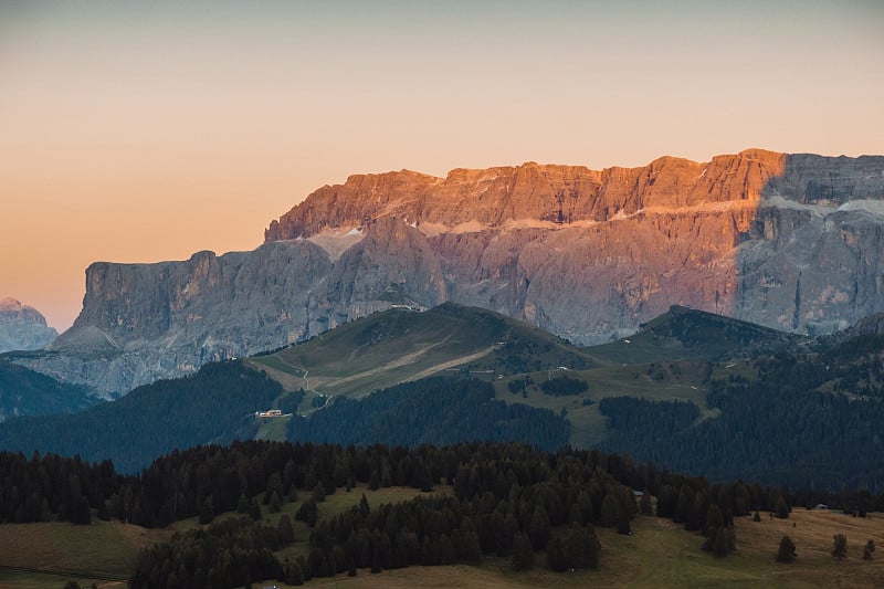 意大利Dolomites，在一个晴朗的夏日日落时分。Seiser Alm是一个白云岩高原和欧洲最大的