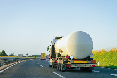 波兰沥青公路上的白色油罐车